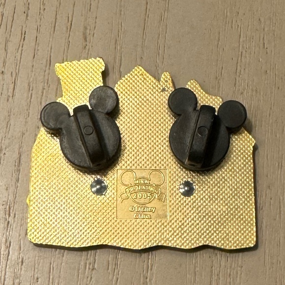 Disney 2005 It’s a Small World pin - Picture 2 of 2